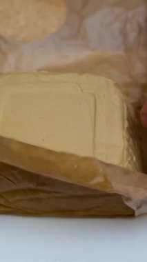 Brunost geleneksel bir Norveç esmer peyniri. Prim, Norveç 'te geleneksel olarak kaynamış süt ve süt ile şeker eklenerek yapılan yumuşak, açık kahverengi peynir kütlesidir.