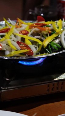 Kızarmış beyaz pomfret, Vietnam 'da yeni yıla özel bir yemektir. Lezzetli balıklar bir restoranda kızartılır ve müşterilerin önünde hemen pişirilir. Kaynar suda kaynar.
