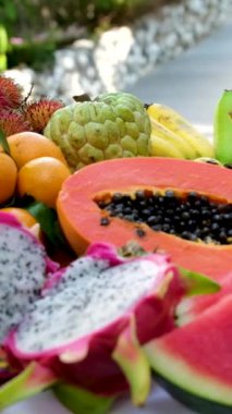 Egzotik tropikal meyveli meyve tabağı. Karpuz papaya pitahaya rambutan elma şekeri mango muzları