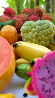 Egzotik tropikal meyveli meyve tabağı. Karpuz papaya pitahaya rambutan elma şekeri mango muzları