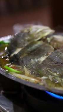 Kızarmış beyaz pomfret, Vietnam 'da yeni yıla özel bir yemektir. Lezzetli balıklar bir restoranda kızartılır ve müşterilerin önünde hemen pişirilir. Kaynar suda kaynar.