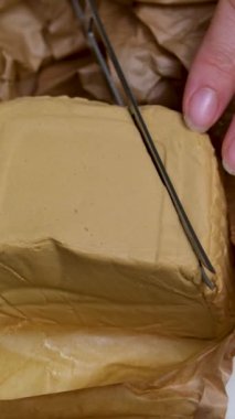 Brunost geleneksel bir Norveç esmer peyniri. Prim, Norveç 'te geleneksel olarak kaynamış süt ve süt ile şeker eklenerek yapılan yumuşak, açık kahverengi peynir kütlesidir.