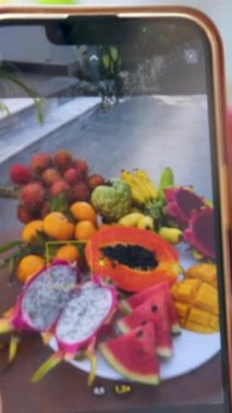 Bir cep telefonuyla fotoğraf çek egzotik meyve çekimi blogcusu Vietnam 'dan Asya' dan bir blog yönetiyor.