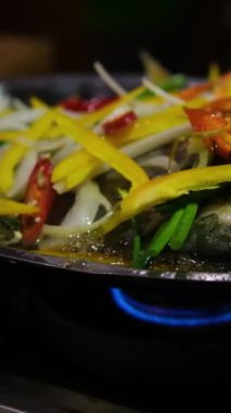 Kızarmış beyaz pomfret, Vietnam 'da yeni yıla özel bir yemektir. Lezzetli balıklar bir restoranda kızartılır ve müşterilerin önünde hemen pişirilir. Kaynar suda kaynar.