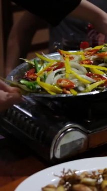 Kızarmış beyaz pomfret, Vietnam 'da yeni yıla özel bir yemektir. Lezzetli balıklar bir restoranda kızartılır ve müşterilerin önünde hemen pişirilir. Kaynar suda kaynar.