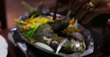 Kızarmış beyaz pomfret, Vietnam 'da yeni yıla özel bir yemektir. Lezzetli balıklar bir restoranda kızartılır ve müşterilerin önünde hemen pişirilir. Kaynar suda kaynar.