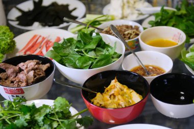 Pişirme işlemi kağıt, salata, salatalık, domuz yağı, kadın eli, beyaz tabak, doğu yemekleri, adım adım pişiyor.