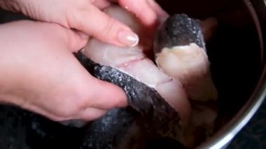 Aşama aşama pişirme aşama altın kahverengi balık filetleri cızırdayan yağda kızartılır, yakın çekim. yayın balığı kızartması