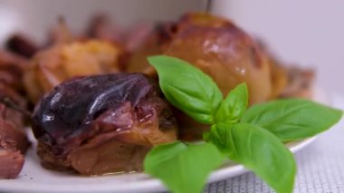 Taze hazırlanmış ördek göğsünü jöleli elmalarla yemek. Elmalı kaz ördeği