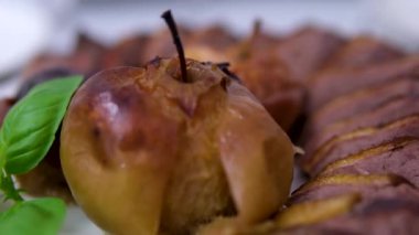 Taze hazırlanmış ördek göğsünü jöleli elmalarla yemek. Elmalı kaz ördeği