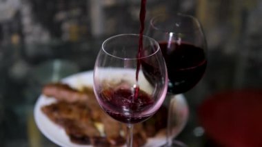 Pirzola bifteği, bir bardak kırmızı şarap, dışarıda yemek, akşam yemeği, biftek, orta pişmiş. kırmızı şarap ve et.