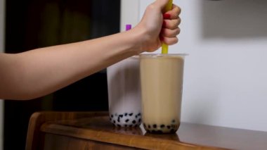 Boba ya da tapyoka incileri, kahverengi şeker aromalı plastik fincanda Tayvan balonlu süt çayıdır. Buble Çayı
