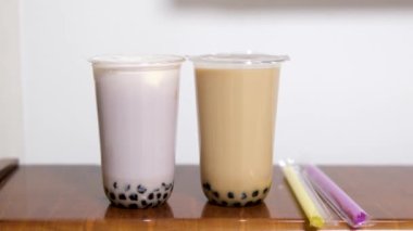 Boba ya da tapyoka incileri, kahverengi şeker aromalı plastik fincanda Tayvan balonlu süt çayıdır. Buble Çayı