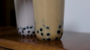 Boba ya da tapyoka incileri, kahverengi şeker aromalı plastik fincanda Tayvan balonlu süt çayıdır. Buble Çayı