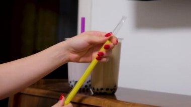 Boba ya da tapyoka incileri, kahverengi şeker aromalı plastik fincanda Tayvan balonlu süt çayıdır. Buble Çayı