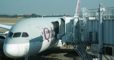 Katar Havayolları bagaj uçağını yüklüyor havaalanı personeli havaalanında çalışan insanlar Katar Doha 09.30. 2024 