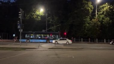 Ukrayna Vinnitsa akşam market hasadı tramvay vagonlarında yol kenarındaki insanlar