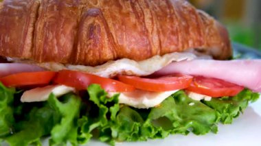 Fransız usulü kruvasan, balyk domates peyniri, salata, portakal suyu ve salata. İtalyan Yemeği