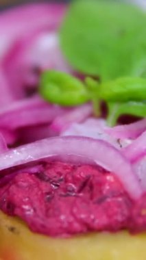 Geleneksel Ukrayna mutfağının altında ringa balığı. Doğranmış ringa balığı salatası.