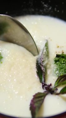 Beyaz karnabahar kaşığı parmesan soslu krema çorbası fesleğen. Bezelye ıspanaklı vejetaryen kremalı çorba ve brokoli.