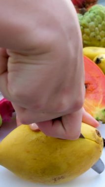 Mango meyve kesme, lezzetli sulu olgun mango küp küp kesilmiş bıçak. Tropik meyve. Mango video eğitiminin nasıl kesileceğini. sağlıklı konsept yemek. Mango Makro kamera hareket ediyor