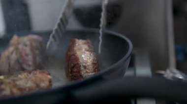 Kızartma tavasına biftek olarak ezilmiş sarımsak ve kekik ekliyorum. Kızartma tavasında et kızart