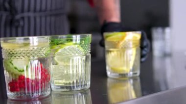 Alkolsüz mojito limonata, yaz içeceği, soğuk içecek, sağlıklı sıvı. Limon kokteyli ve nane şekeri bardakta buz ve maden suyu.