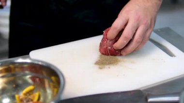 Et pişirmek. Adım adım. Pirzolanın iç filetosunu kızartma tavasına ip takıp pişir.