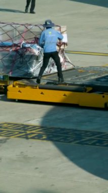 Katar Havayolları bagaj uçağını yüklüyor havaalanı personeli havaalanında çalışan insanlar Katar Doha 09.30. 2024 