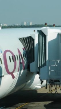 Katar Havayolları bagaj uçağını yüklüyor havaalanı personeli havaalanında çalışan insanlar Katar Doha 09.30. 2024 