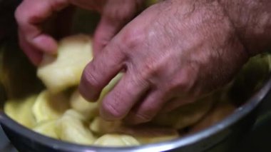 Adam Napolyon keki hazırlamak için evde yemek pişiriyor puf puf böreğine beyaz krema sürüyor. Yemek pişirme işlemi adım adım. Aile Erkekleri İçin Aşkla Yemek Pişirme Kıllı Eller