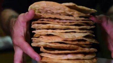 Adam Napolyon keki hazırlamak için evde yemek pişiriyor puf puf böreğine beyaz krema sürüyor. Yemek pişirme işlemi adım adım. Aile Erkekleri İçin Aşkla Yemek Pişirme Kıllı Eller