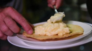 Adam Napolyon keki hazırlamak için evde yemek pişiriyor puf puf böreğine beyaz krema sürüyor. Yemek pişirme işlemi adım adım. Aile Erkekleri İçin Aşkla Yemek Pişirme Kıllı Eller