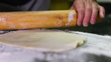 Adam Napolyon keki hazırlamak için evde yemek pişiriyor puf puf böreğine beyaz krema sürüyor. Yemek pişirme işlemi adım adım. Aile Erkekleri İçin Aşkla Yemek Pişirme Kıllı Eller