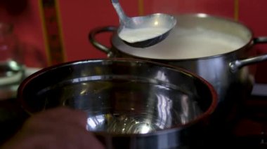 Adam Napolyon keki hazırlamak için evde yemek pişiriyor puf puf böreğine beyaz krema sürüyor. Yemek pişirme işlemi adım adım. Aile Erkekleri İçin Aşkla Yemek Pişirme Kıllı Eller