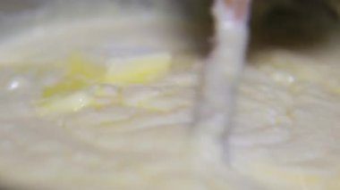 Adam Napolyon keki hazırlamak için evde yemek pişiriyor puf puf böreğine beyaz krema sürüyor. Yemek pişirme işlemi adım adım. Aile Erkekleri İçin Aşkla Yemek Pişirme Kıllı Eller