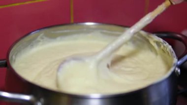 Adam Napolyon keki hazırlamak için evde yemek pişiriyor puf puf böreğine beyaz krema sürüyor. Yemek pişirme işlemi adım adım. Aile Erkekleri İçin Aşkla Yemek Pişirme Kıllı Eller