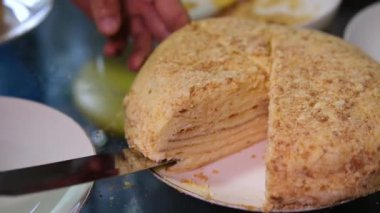 Adam Napolyon keki hazırlamak için evde yemek pişiriyor puf puf böreğine beyaz krema sürüyor. Yemek pişirme işlemi adım adım. Aile Erkekleri İçin Aşkla Yemek Pişirme Kıllı Eller