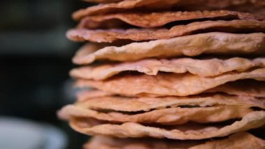 Yukardan Ev Yapımı Un Tortillası 'nın 4K Videosu. Mutfakta mükemmel tortilla yapmak. Kek katmanları, lavaş, tortilla 