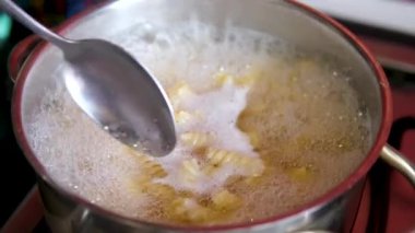 Makarna ya da kürekle makarna yakın çekim. Makarna yap