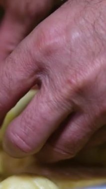 Adam Napolyon keki hazırlamak için evde yemek pişiriyor puf puf böreğine beyaz krema sürüyor. Yemek pişirme işlemi adım adım. Aile Erkekleri İçin Aşkla Yemek Pişirme Kıllı Eller