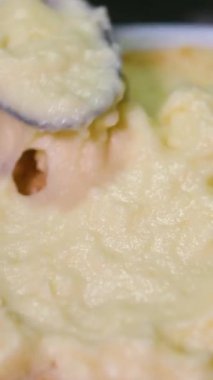 Adam Napolyon keki hazırlamak için evde yemek pişiriyor puf puf böreğine beyaz krema sürüyor. Yemek pişirme işlemi adım adım. Aile Erkekleri İçin Aşkla Yemek Pişirme Kıllı Eller