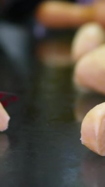 Adam Napolyon keki hazırlamak için evde yemek pişiriyor puf puf böreğine beyaz krema sürüyor. Yemek pişirme işlemi adım adım. Aile Erkekleri İçin Aşkla Yemek Pişirme Kıllı Eller