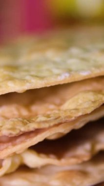 Adam Napolyon keki hazırlamak için evde yemek pişiriyor puf puf böreğine beyaz krema sürüyor. Yemek pişirme işlemi adım adım. Aile Erkekleri İçin Aşkla Yemek Pişirme Kıllı Eller