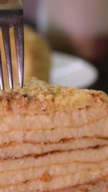 Adam Napolyon keki hazırlamak için evde yemek pişiriyor puf puf böreğine beyaz krema sürüyor. Yemek pişirme işlemi adım adım. Aile Erkekleri İçin Aşkla Yemek Pişirme Kıllı Eller