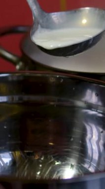 Adam Napolyon keki hazırlamak için evde yemek pişiriyor puf puf böreğine beyaz krema sürüyor. Yemek pişirme işlemi adım adım. Aile Erkekleri İçin Aşkla Yemek Pişirme Kıllı Eller