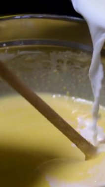 Adam Napolyon keki hazırlamak için evde yemek pişiriyor puf puf böreğine beyaz krema sürüyor. Yemek pişirme işlemi adım adım. Aile Erkekleri İçin Aşkla Yemek Pişirme Kıllı Eller