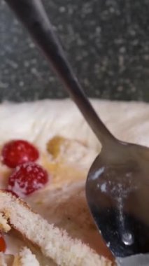 Adım adım, tavuklu, kiraz domatesli, kremalı ve çam fıstıklı makarna yapma süreci. Vermicelli veya makarna için pesto sosu