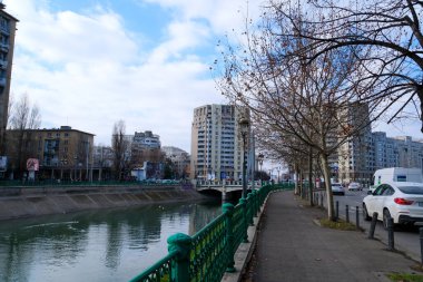 Romanya 'nın Bükreş Kışı şehir merkezindeki eğlence merkezlerinin etrafında yürüyor. İdari binalar mimarisi. Büyük bir Avrupa şehrinin klip geçmişi için video seti. Kültürel anıtlar. nehir