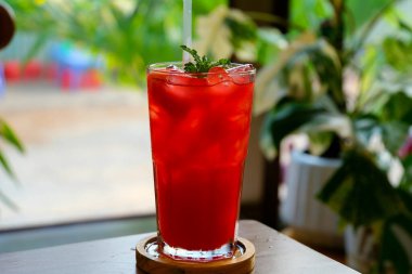 Tek renkli şeffaf kokteyl serinletici buz küpleri ve çilek, kiraz, çilek, greiprut tadı ile düşük bir cam. Yan görünümü. İzole beyaz arka plan. İçki için belgili tanımlık yemek listesi